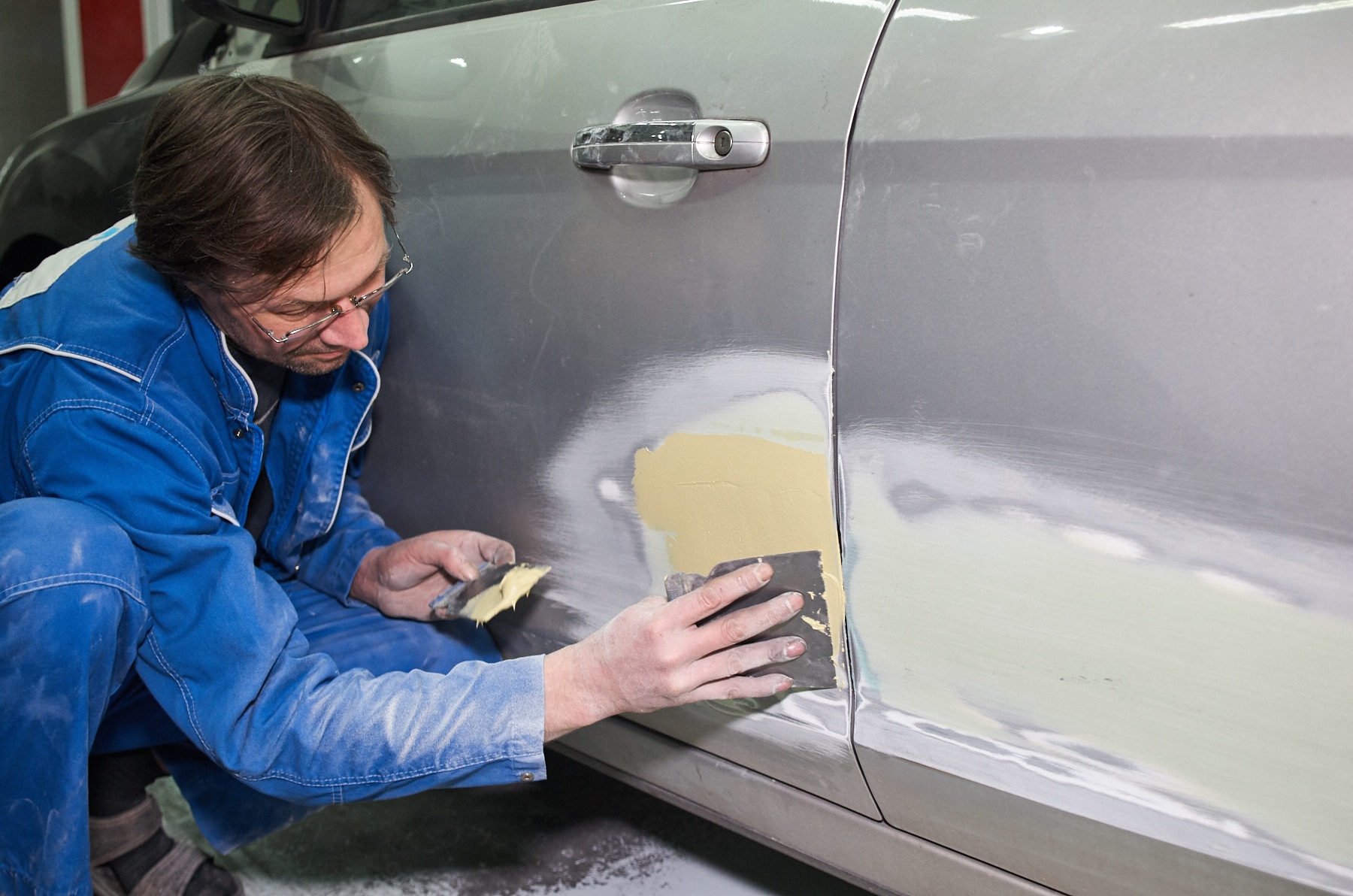 Нужно покрасить автомобиль. Шпатлевание авто. Шпаклевка кузова автомобиля. Шпатлевание кузова автомобиля. Подготовка автомобиля к покраске.