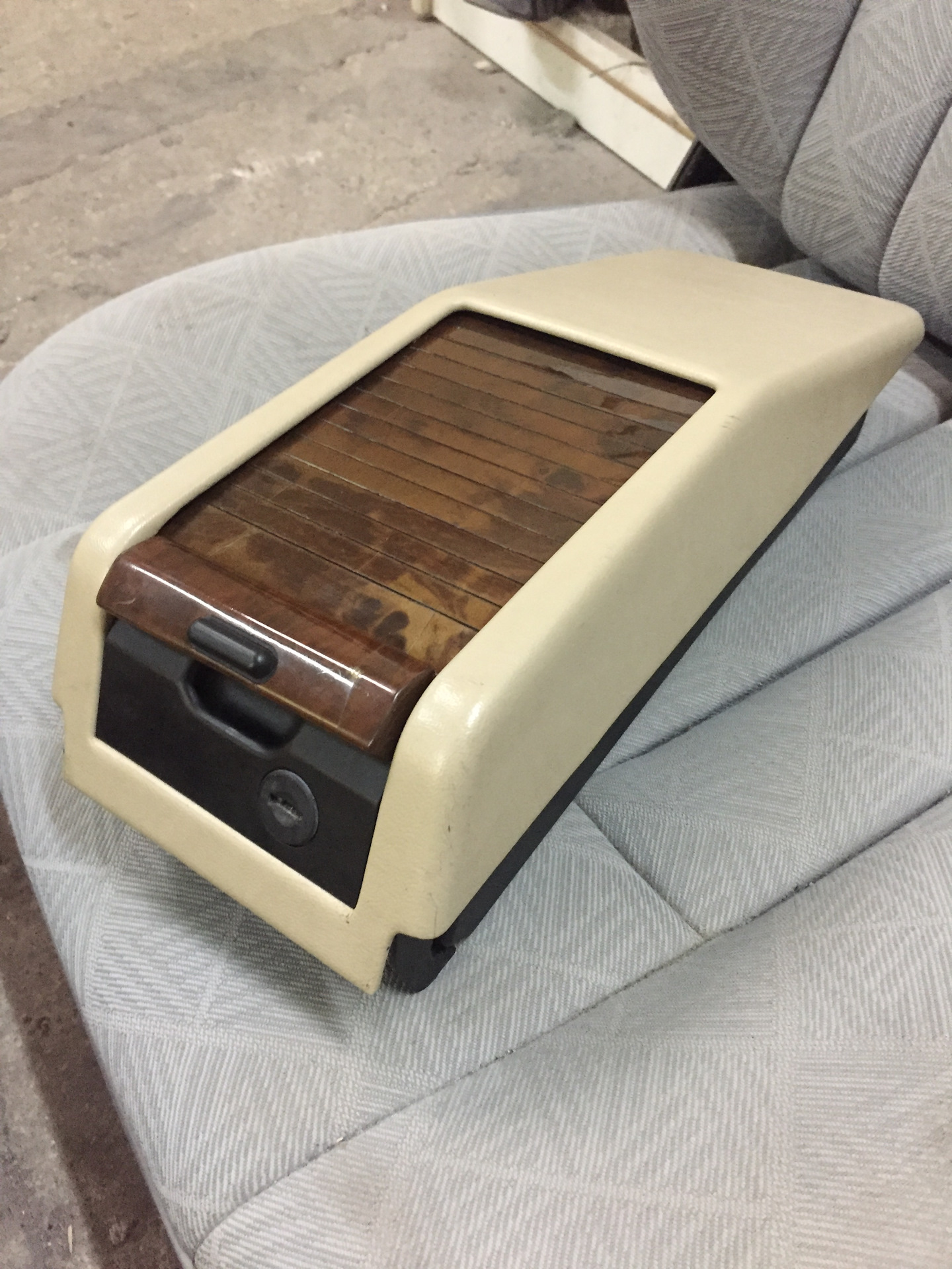 Мерседес бенц w124 хлебница. Мерседес бенц w124 хлебница. Хлебница мерседес 140. Хлебница мерседес 124. Хлебница mercedes w124.