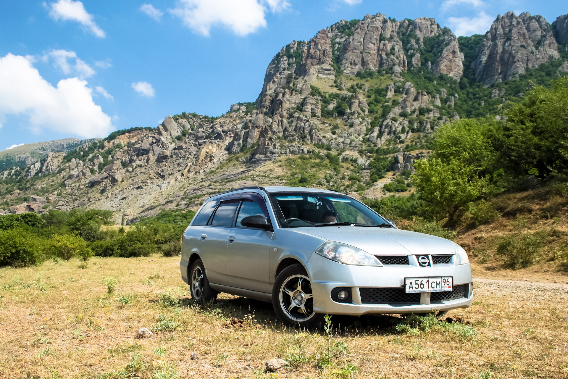 Nissan wingroad. Ниссан в Крыму. Nissan Wingroad off Road. Ниссан Вингроад 11 на дороге. Авто на дороге Ниссан вингроуд.