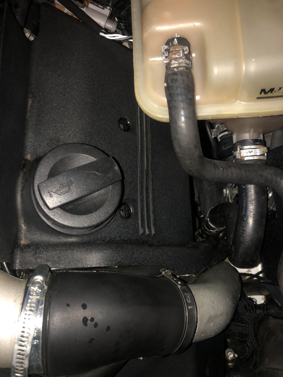 Нашёл причину течи Масла из маслозаливной крышки — Audi A6 (C5), 2,7 л ...