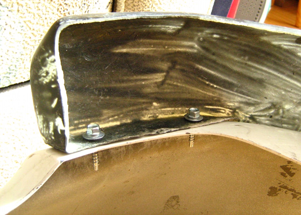 Второе и последующие отверстия делаем через лежащую губу на бампере, т.е. не отдельно. Это позволит ровнее и удобнее справиться с задачей — Mitsubishi Colt V