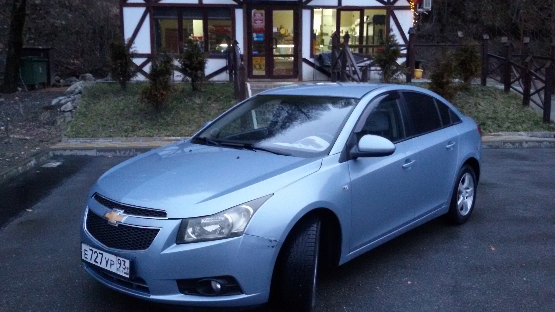 Chevrolet Cruze светло серый