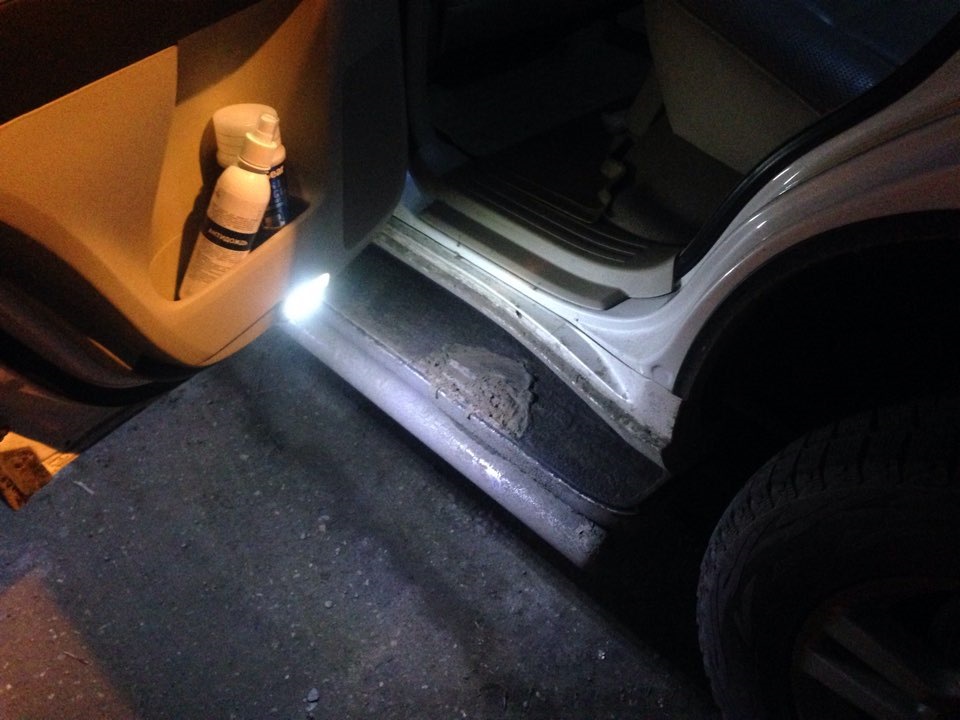 Подсветка двери багажника. Подсветка дверей Прадо 150 Executive Black. Подсветка багажника Прадо 150. Штатная подсветка дверей Toyota Land Cruiser Прадо-120- 2008г. Подсветка дверей Прадо 150.