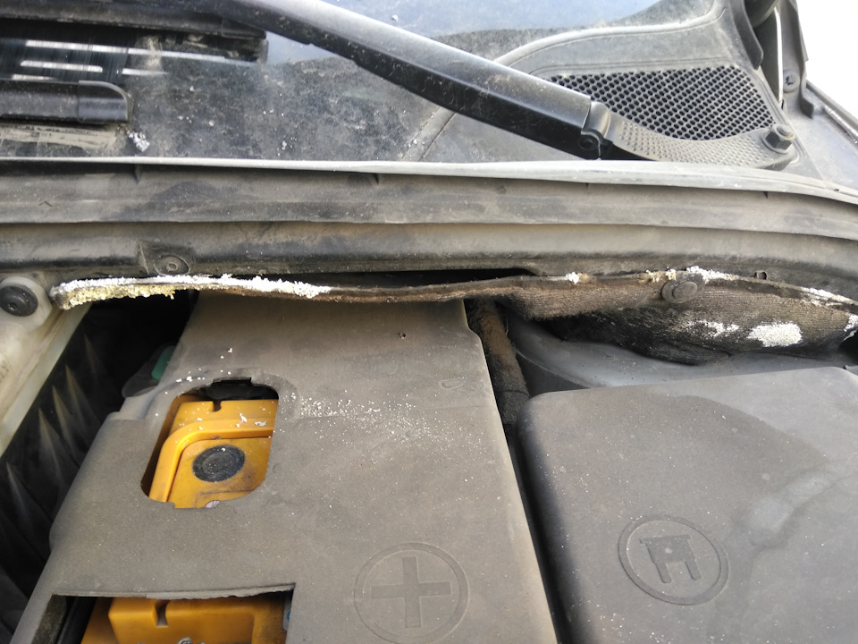 Непонятный белый налет под капотом. — Peugeot 307, 1,6 л, 2006 года ...