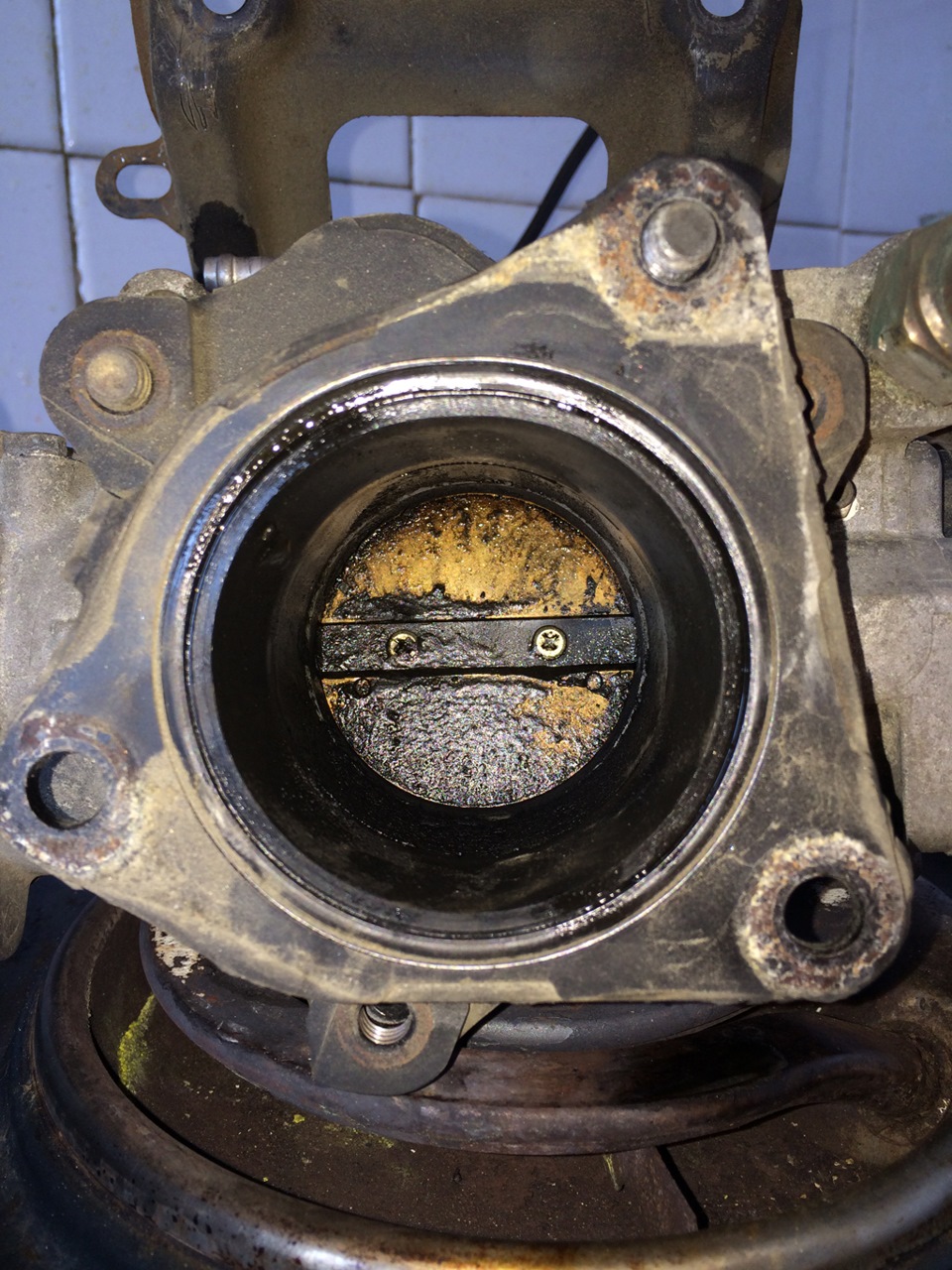 Чистка блока дроссельной заслонки c ETCS-i — Toyota Progres, 2,5 л ...