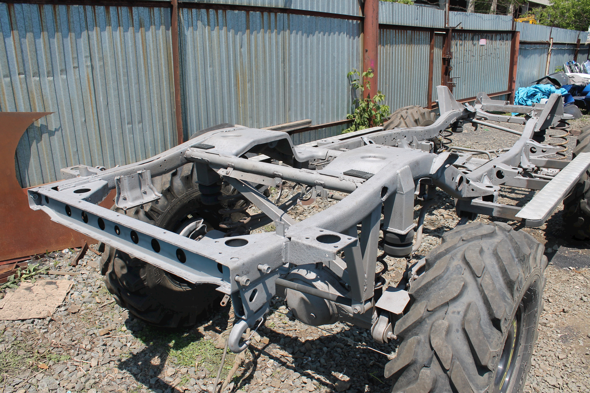 Обработка рамы прадо 150. Рама внедорожника. Пескоструйка рамы автомобиля. Обработка рамы внедорожника. Пескоструй рама прицепа.