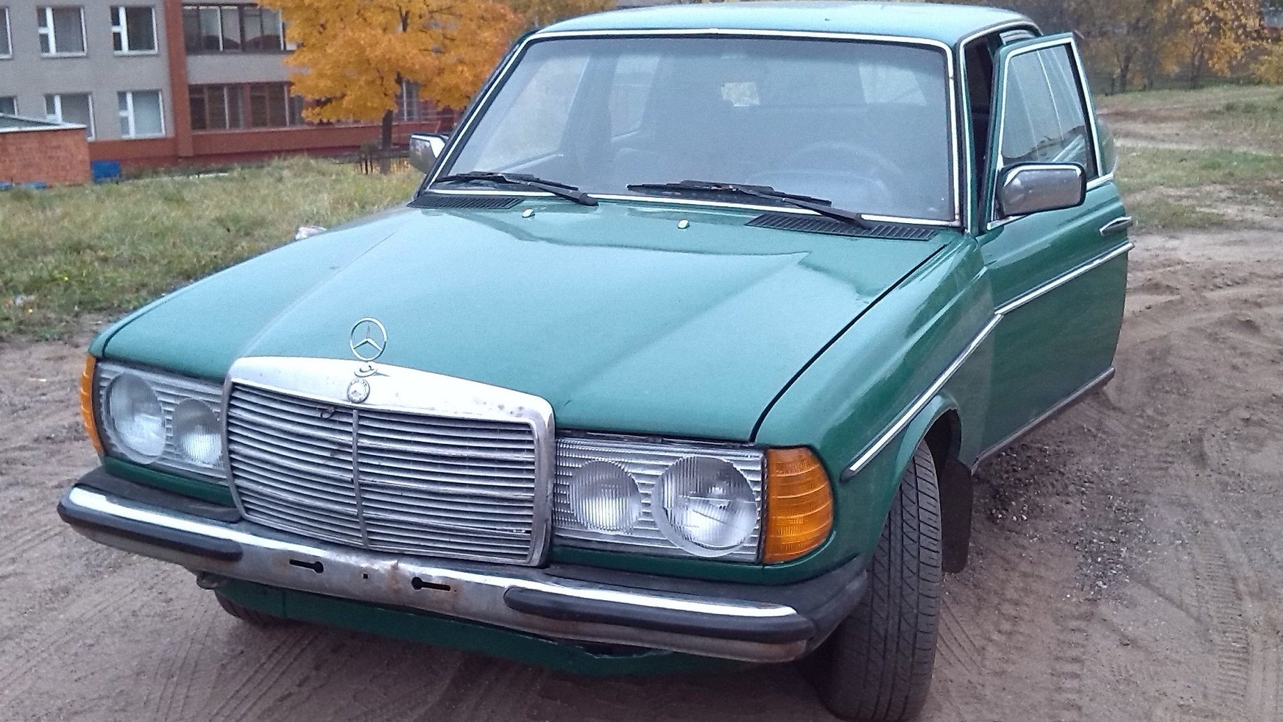 Авито калининградская область авто с пробегом. Мерседес 123 1981 года. Mercedes w123 3.0 MT. Mercedes w123 изумрудного цвета. Фары квадратные w123.