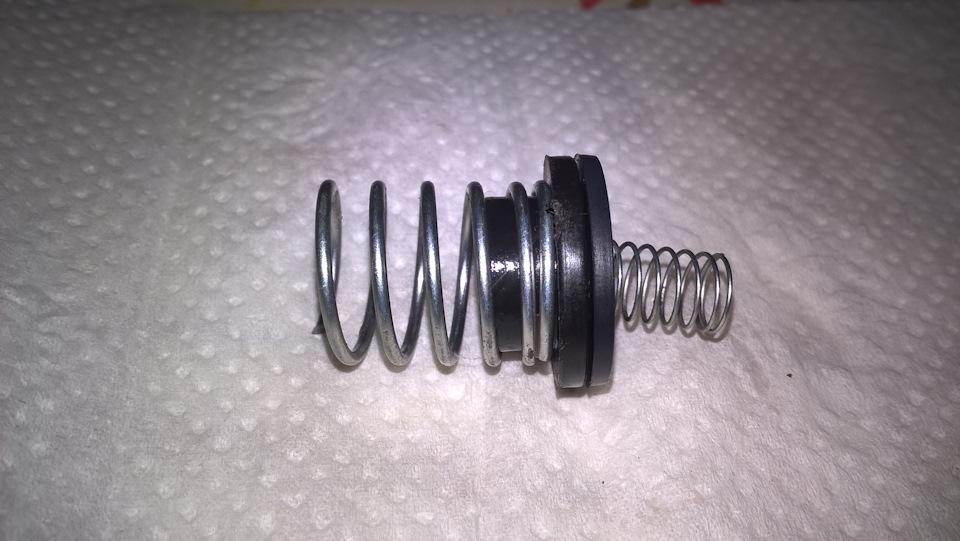 Крышка расширительного бачка. Если не держит. — Lada 21099, 1,5 л, 1997 ...