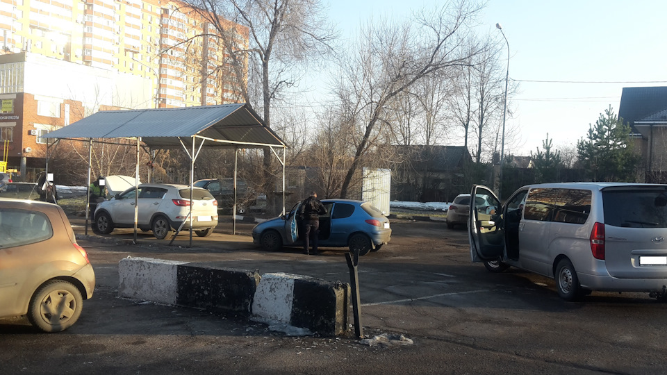 вин код хендай старекс где находится. e6e1da1s 960. вин код хендай старекс где находится фото. вин код хендай старекс где находится-e6e1da1s 960. картинка вин код хендай старекс где находится. картинка e6e1da1s 960. 10 дней отведенные законом на регистрацию ТС после покупки неумолимо подходили к концу, по этому предстоял визит в ГИБДД.Предварительно застраховавшись по ОСАГО в Ингосстрах, почти на 9 000 руб. и отпросившись на работе, время "Ч" было назначено на утро пятницы.Выбор пал на МРЭО г. Троицка, ибо ехать до них удобнее и ближе всего.МРЭО, или как там сейчас это называется, МОТОТРЭР работает с 8 утра, без записи, по этому в 7 надо быть там.Бусика оформляли на жену, по этому действовал от ее имени на основании доверенности в простой письменной форме.Приехал в 7:10.