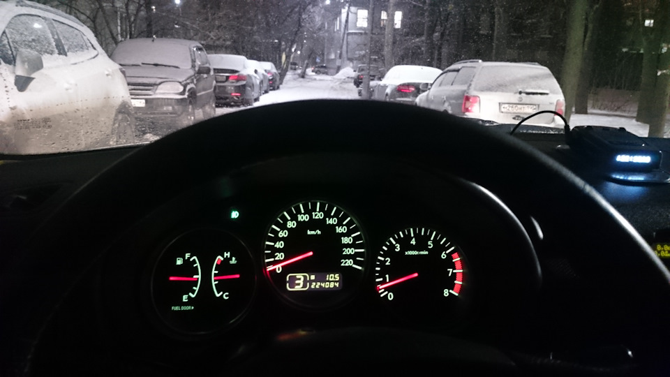 На самом деле цвет надписи на экране такой же, как у шкал, видно на последнем фото — Subaru Forester (SG)