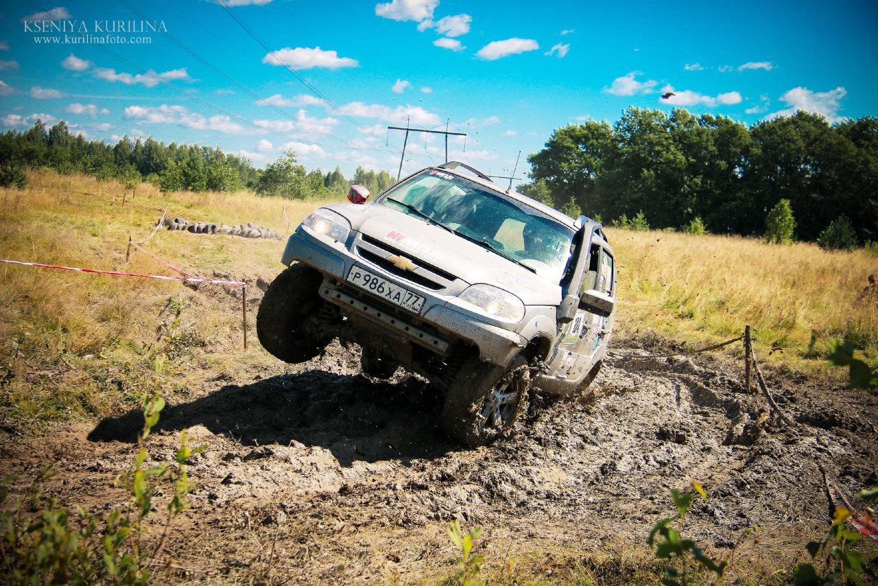 Chevrolet Niva белая Offroad