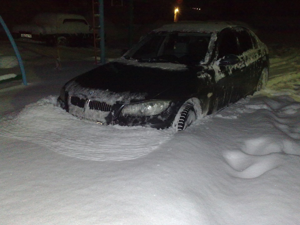 Въехал в сугроб. BMW В сугробе. BMW застрял в снегу. БМВ В сугробе застрял. БМВ из снега.