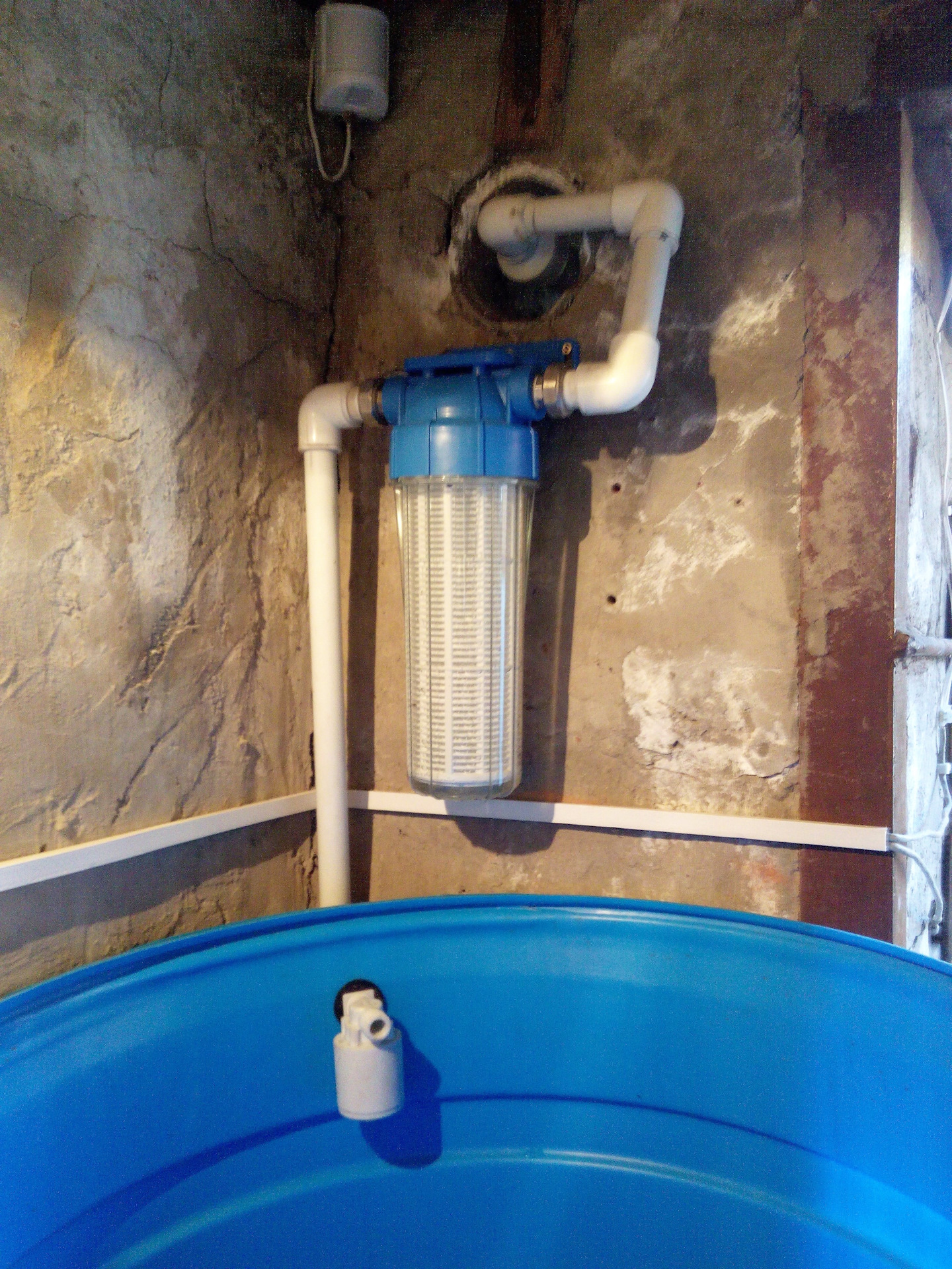 Очистка дождевой воды. Система фильтрации дождевой воды. Фильтр для воды в бочку. Фильтр для сбора дождевой воды. Фильтр для воды в гараж.