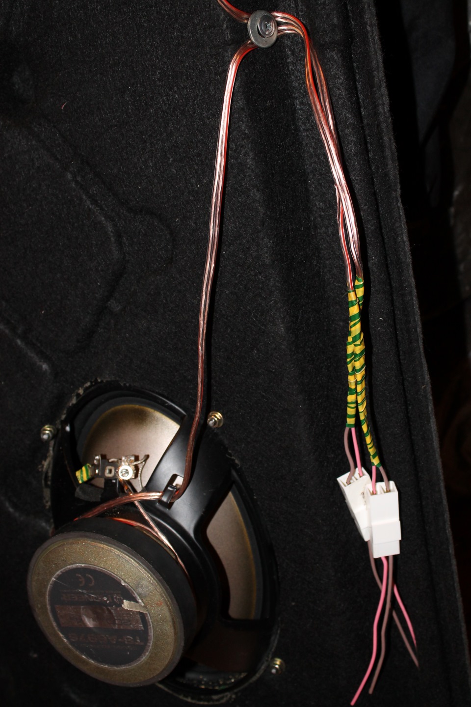 Разъёмные провода к динамикам в задней полке — Skoda Felicia, 1,6 л ...