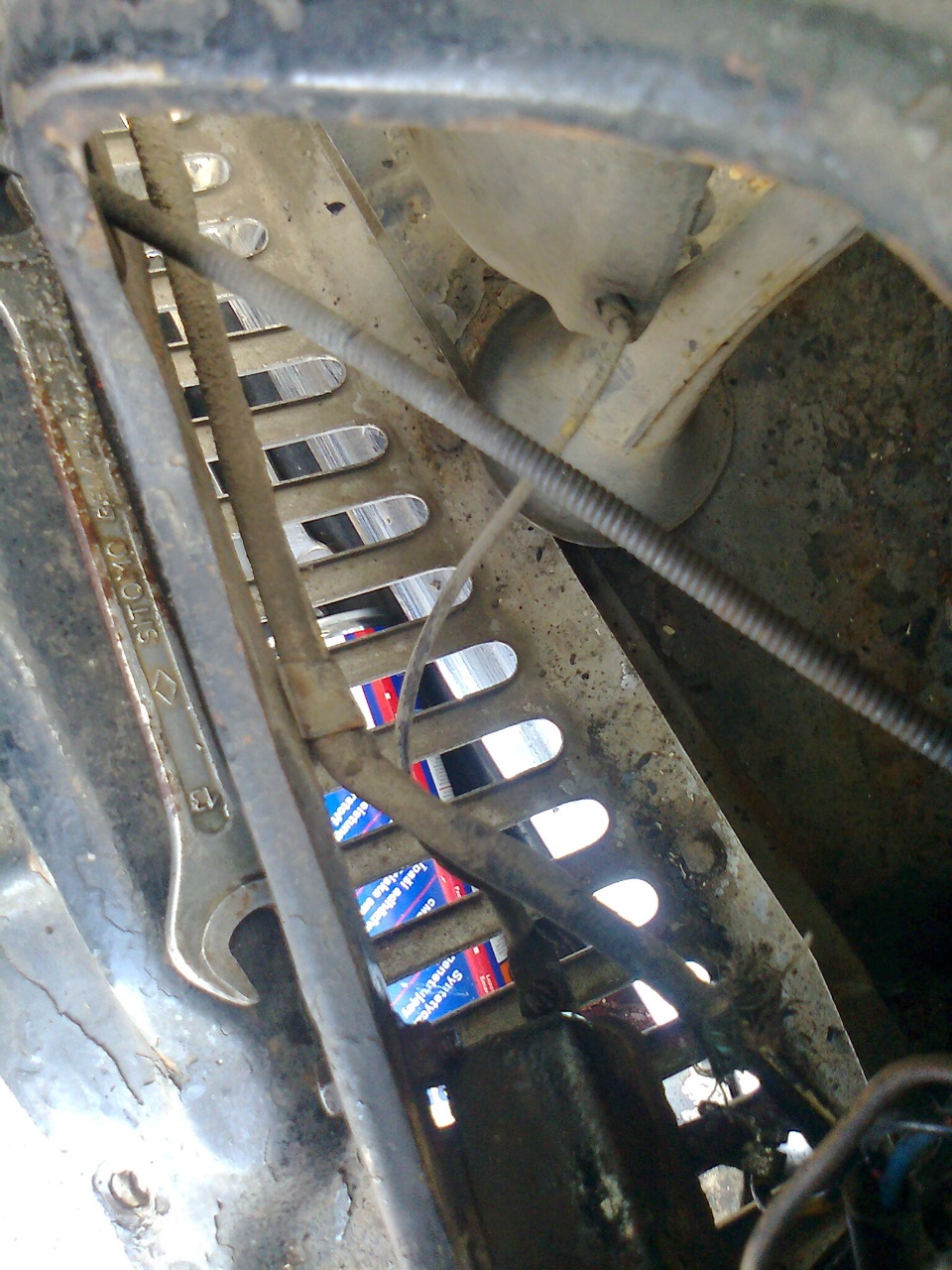 Зачистка кузова от старой краски и толстенного слоя шпатлёвки. — ГАЗ 21 ...