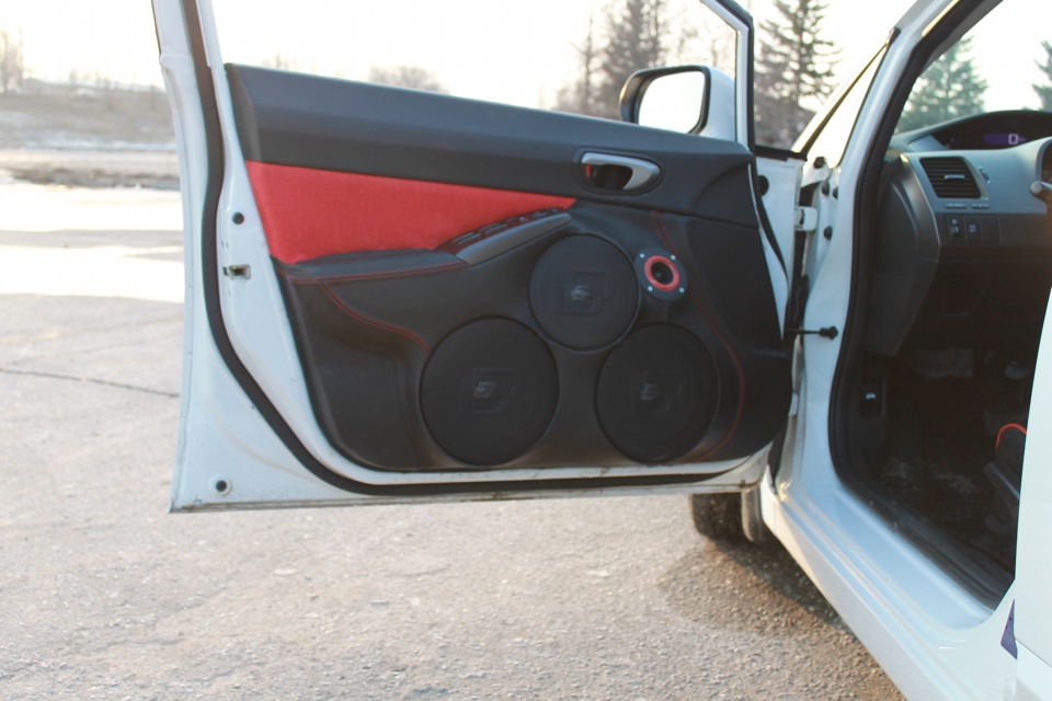 подиумы 4 динамика vw polo. динамики в обшивки bmw e36. шевроле нива 20+рупор. разъем для колонок seat leon 2. вынос динамиков из под обшивки.