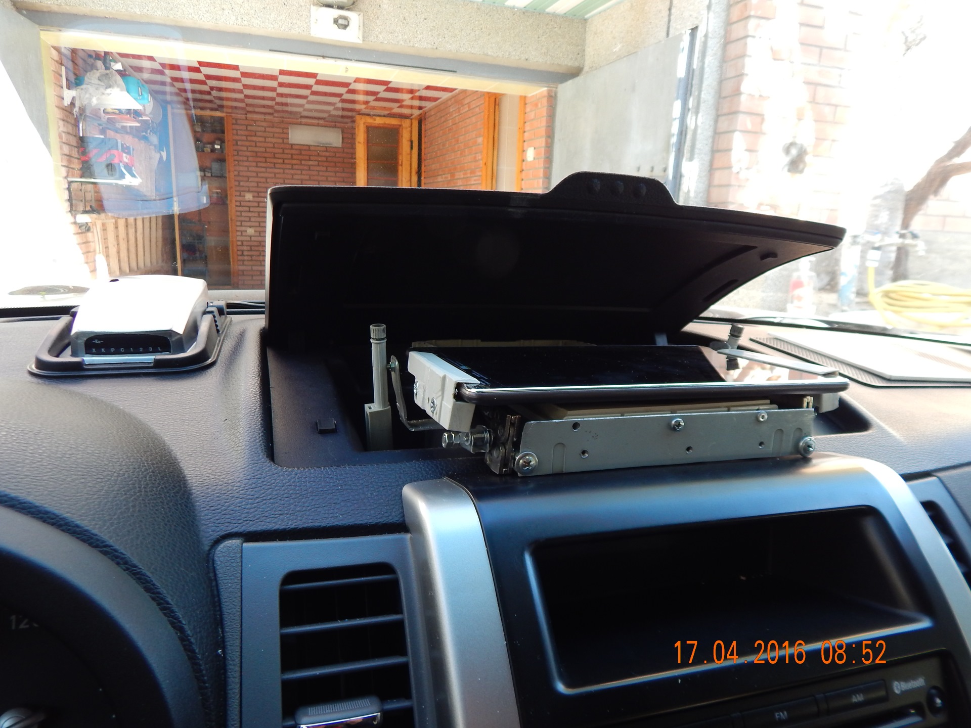 Выдвижной экран в машину. Выдвижной монитор Audi привод. Выдвижной экран Avensis Drive. Выдвижной монитор Impreza GD. Выдвижной монитор в авто Challenger Ch-2100.