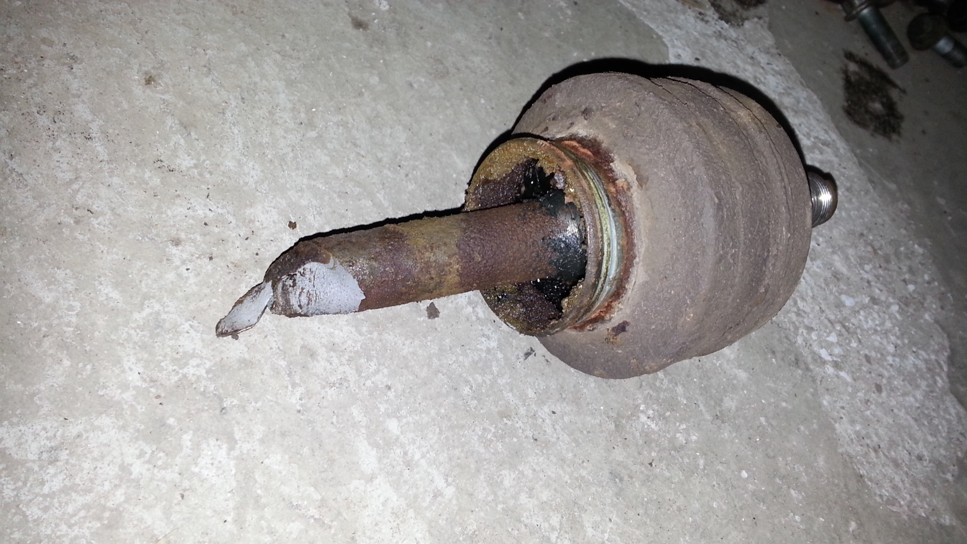 Оторвало привод поло 18 год. Оторванный привод. Оторвало привод на генератор. Пыльник привода ока внутренний. Демонтаж внутренних гранаты заднего моста тойота королла 120 кузов.