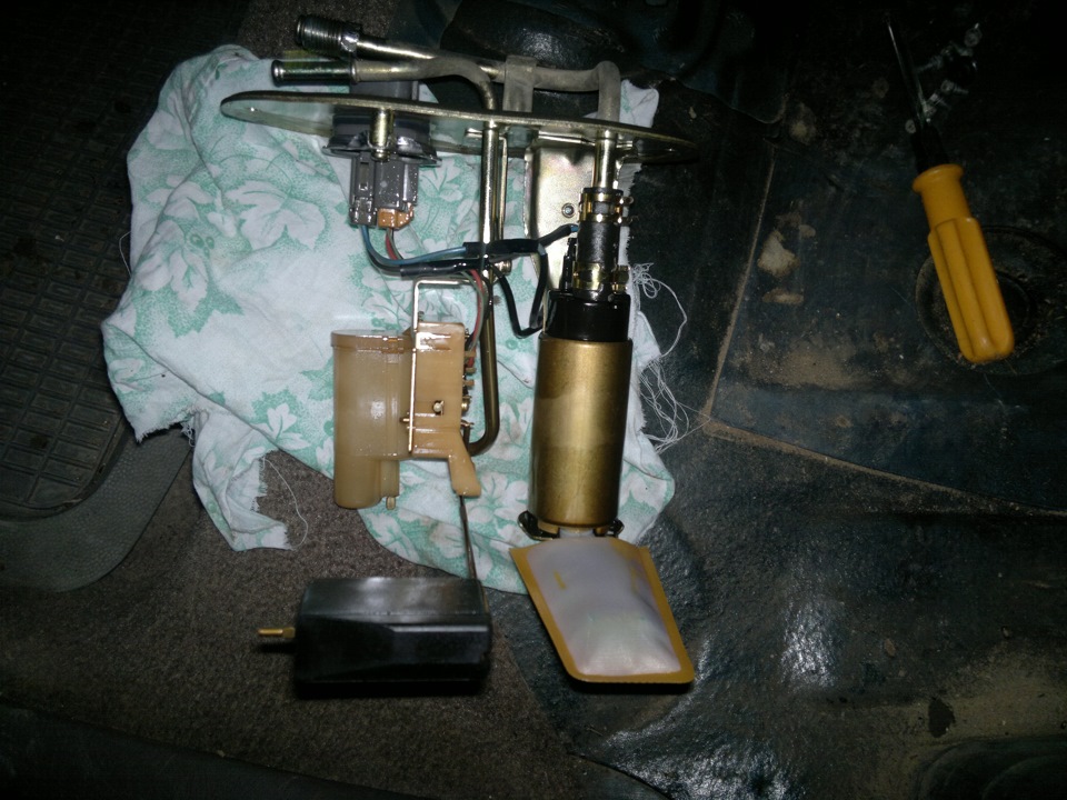 снятый бензонасос — Toyota Vista (30)