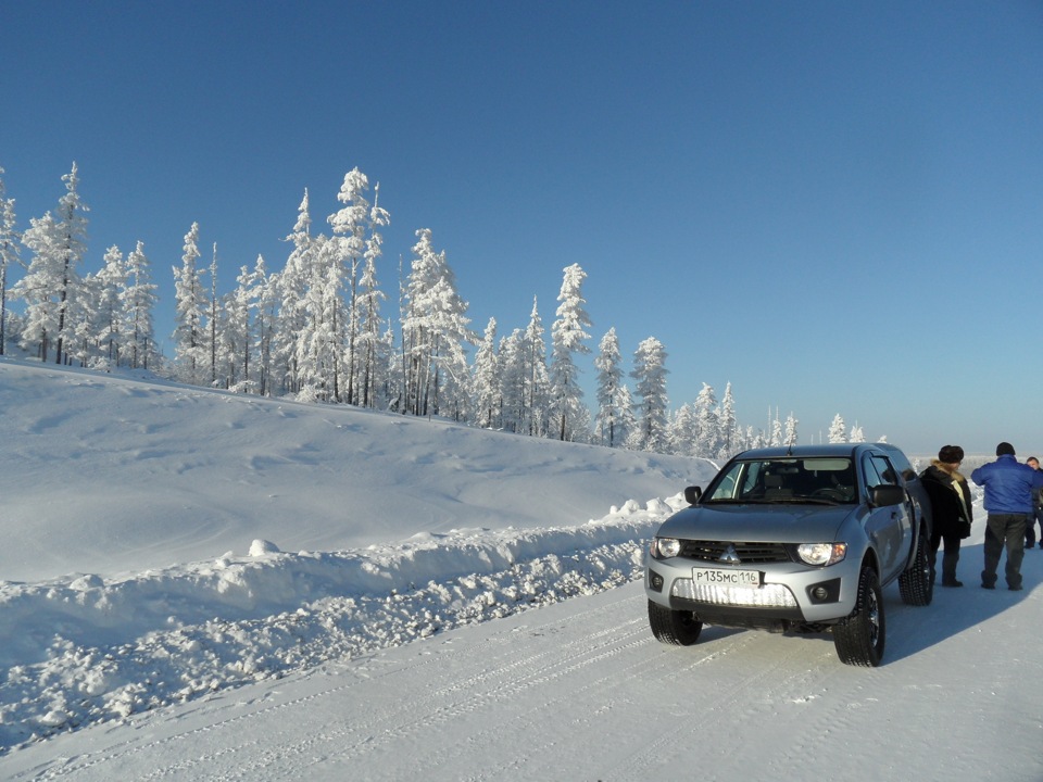 Якутия зимой. Машины в Якутии зимой. Зима в Якутии Ленск. Ленск в снегу. Якутия зимой любительские фото.