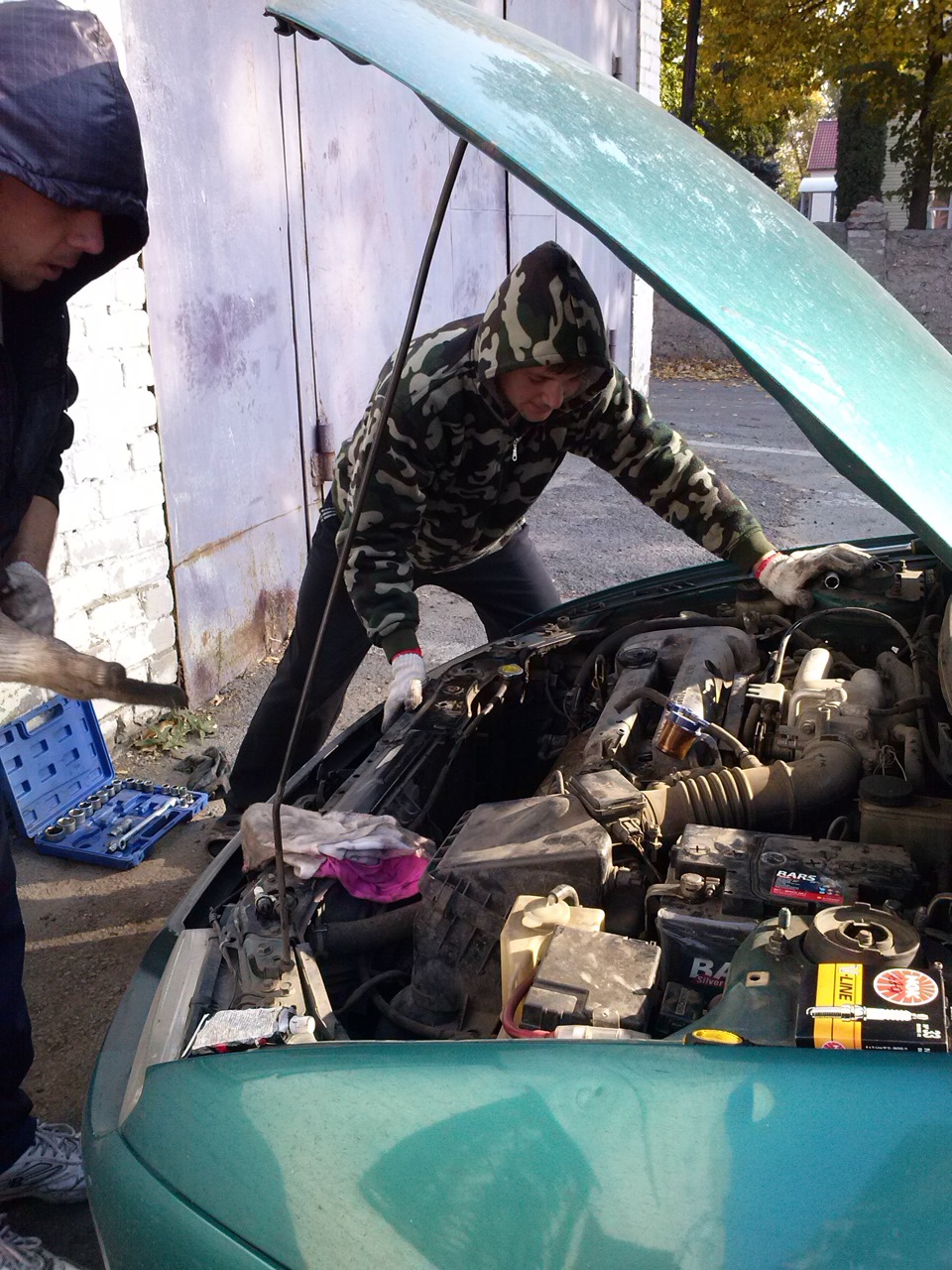 Проверили правильность установки зажигания по стробоскопу и заодно ...