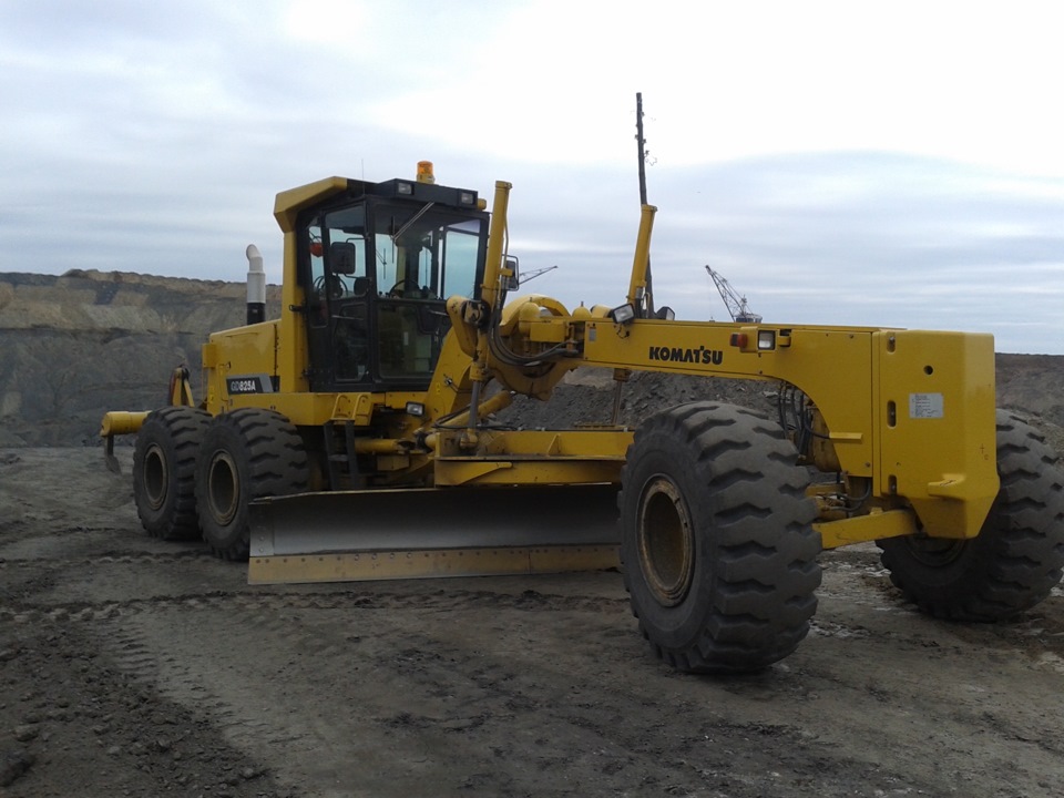 Машинист автогрейдера вакансии от прямых. Komatsu gd825a-2. Автогрейдер Komatsu gd825a-2. Грейдер Комацу 825. Автогрейдер Komatsu GD 825.