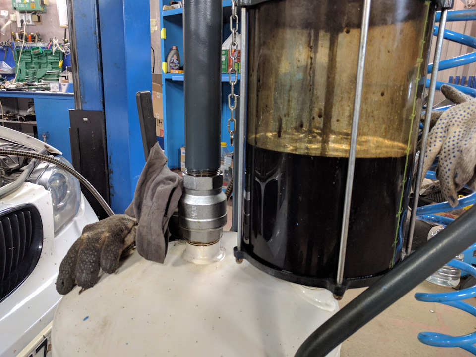 Замена масла с промывкой двигателя. — BMW 1 series (E81/E87), 2 л, 2010 ...