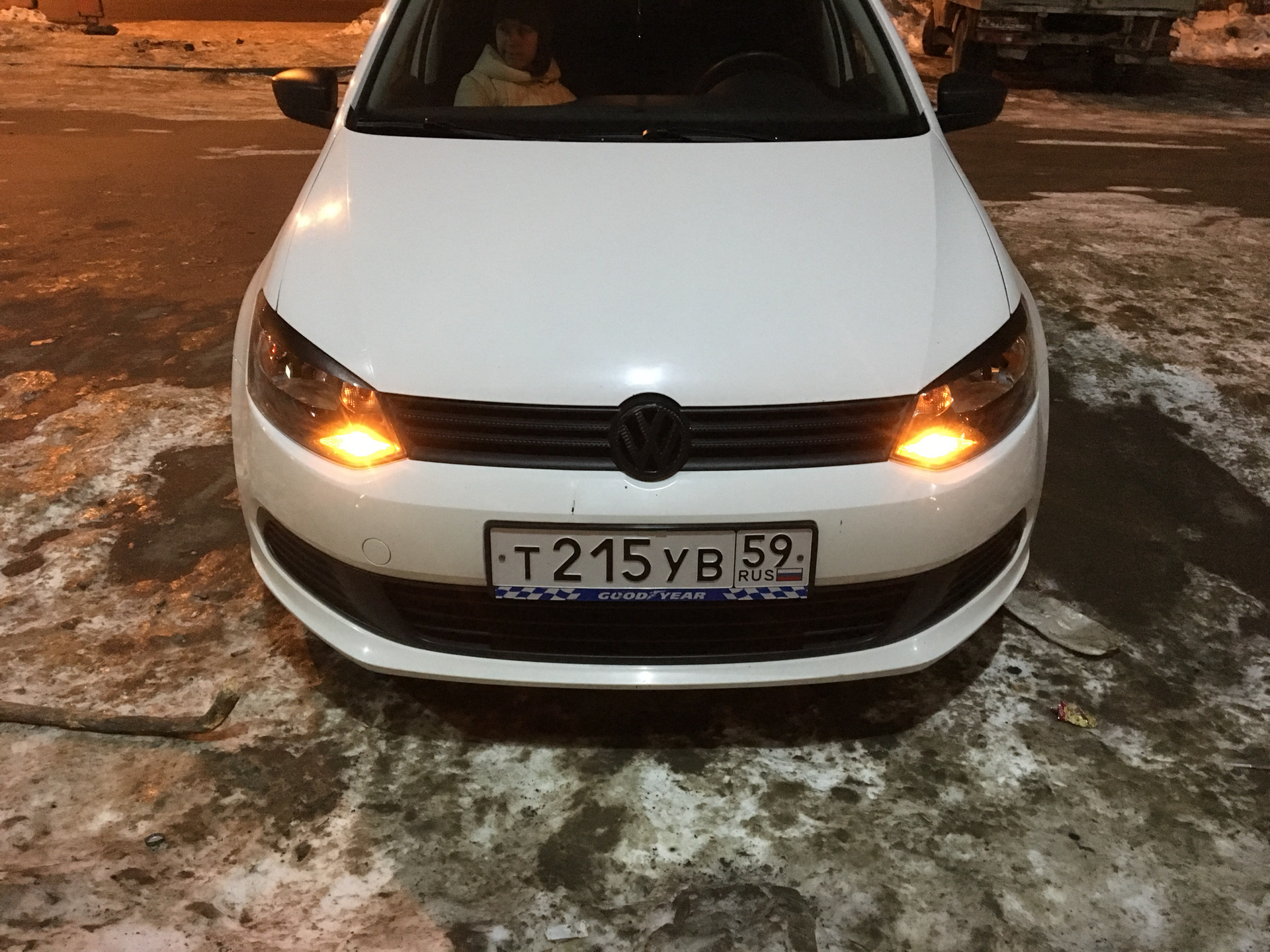 Чёрная эмблема VW и решетка. — Volkswagen Polo Sedan, 1,6 л, 2011 года |  стайлинг | DRIVE2