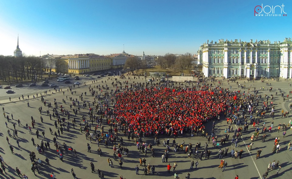 Около 3000. 3000 Человек. Флэшмоб в Питере. Флэшмоб на Дворцовой площади. Флешмоб сердце на Дворцовой площади.