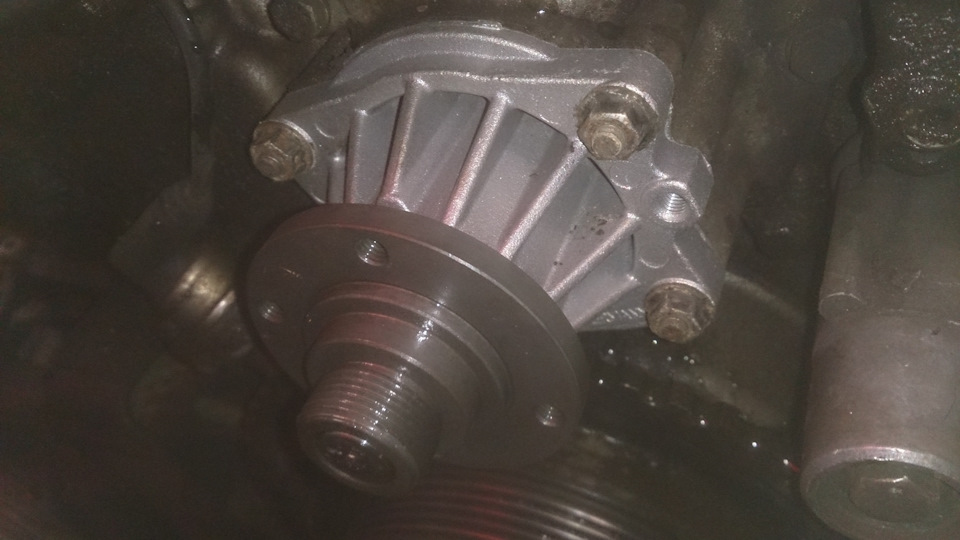 Устранение течи бачка радиатора+замена помпы — BMW 5 series (E34), 2,5 ...