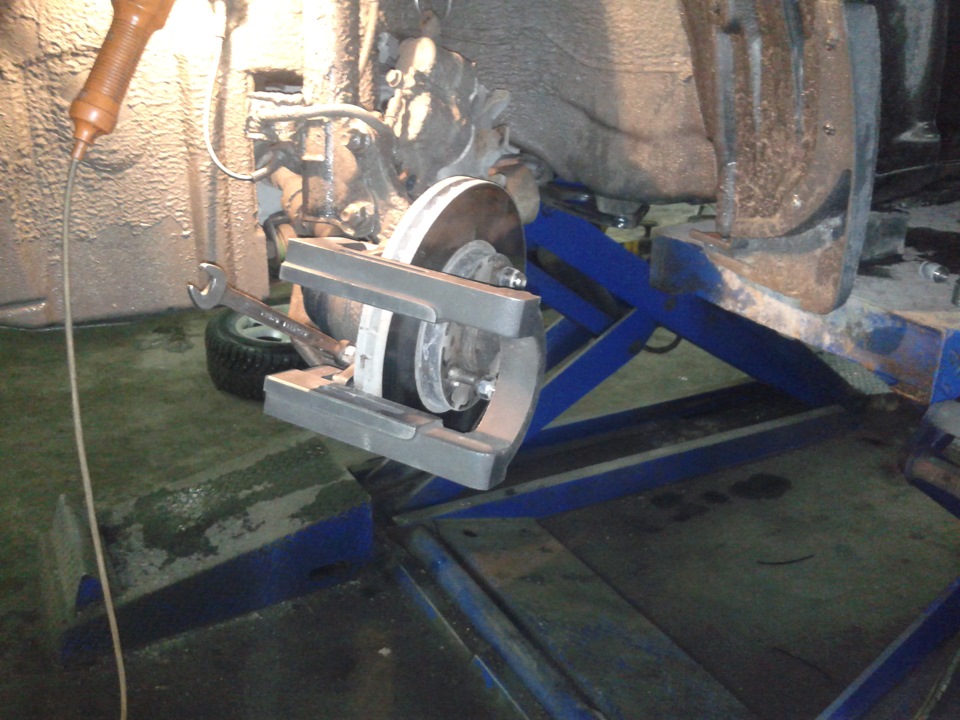 Проточка тормозных дисков без снятия — Nissan X-Trail I, 2,5 л., 2006 ...