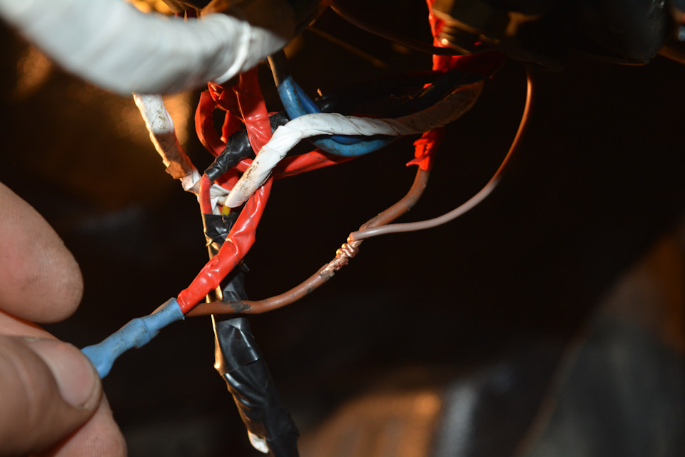 подсоединяем коричневый провод от замка зажигания к белой колодке в разьем №4 — Lada 4x4 3D