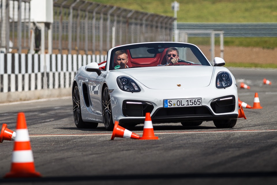 Кинн порше читать. Драйверская машина. Панамера Бокстер. Рамки Porsche. Kinn Porsche World Tour.