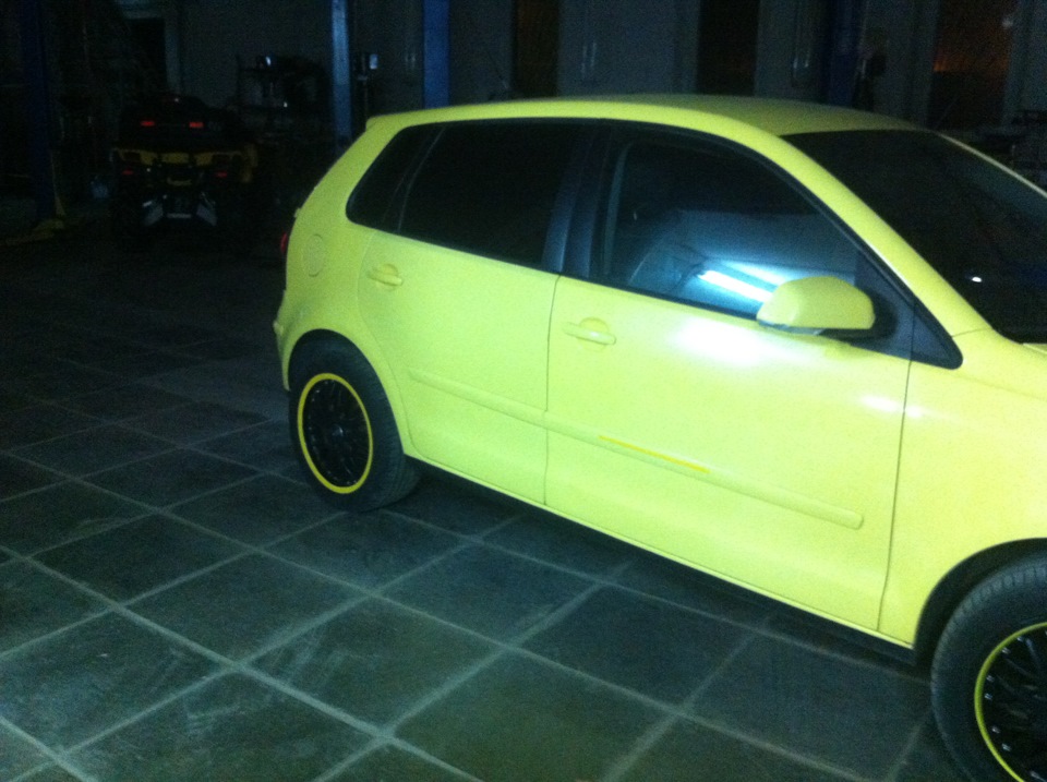 Снимаем наклейки, и красим резиной — Volkswagen Polo Mk4F, 1,4 л, 2006 ...
