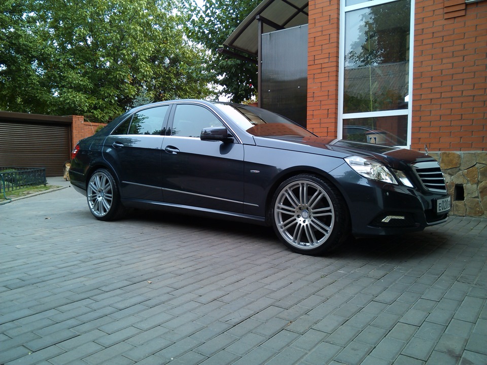 2.212. Mercedes w212 r20. Mercedes e class r20. Диски на Мерседес е 212. Диски r20 Mercedes e class.