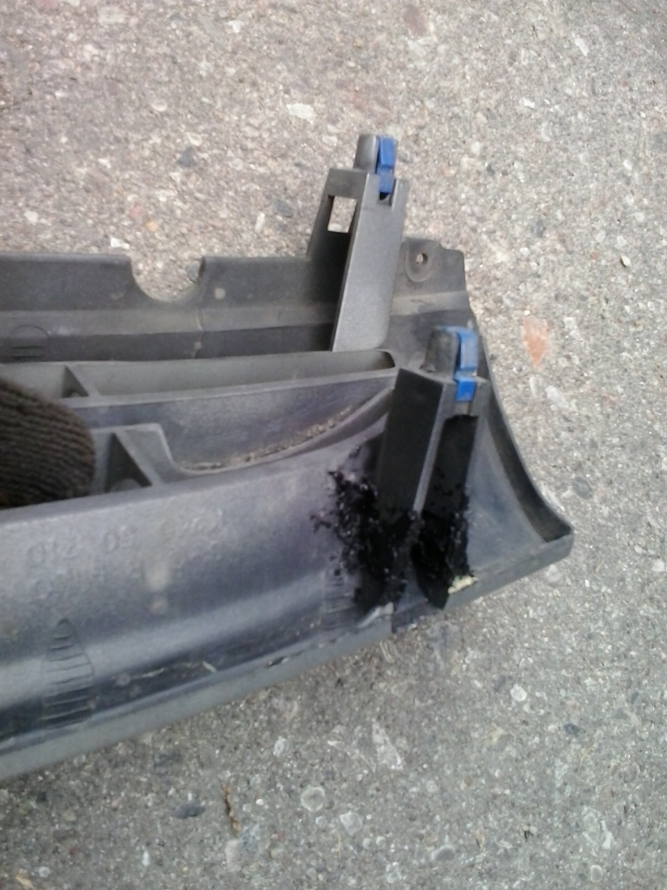 Замена лампочки в фаре и запайка решотки — KIA Sephia (1G), 1,5 л, 1996 ...