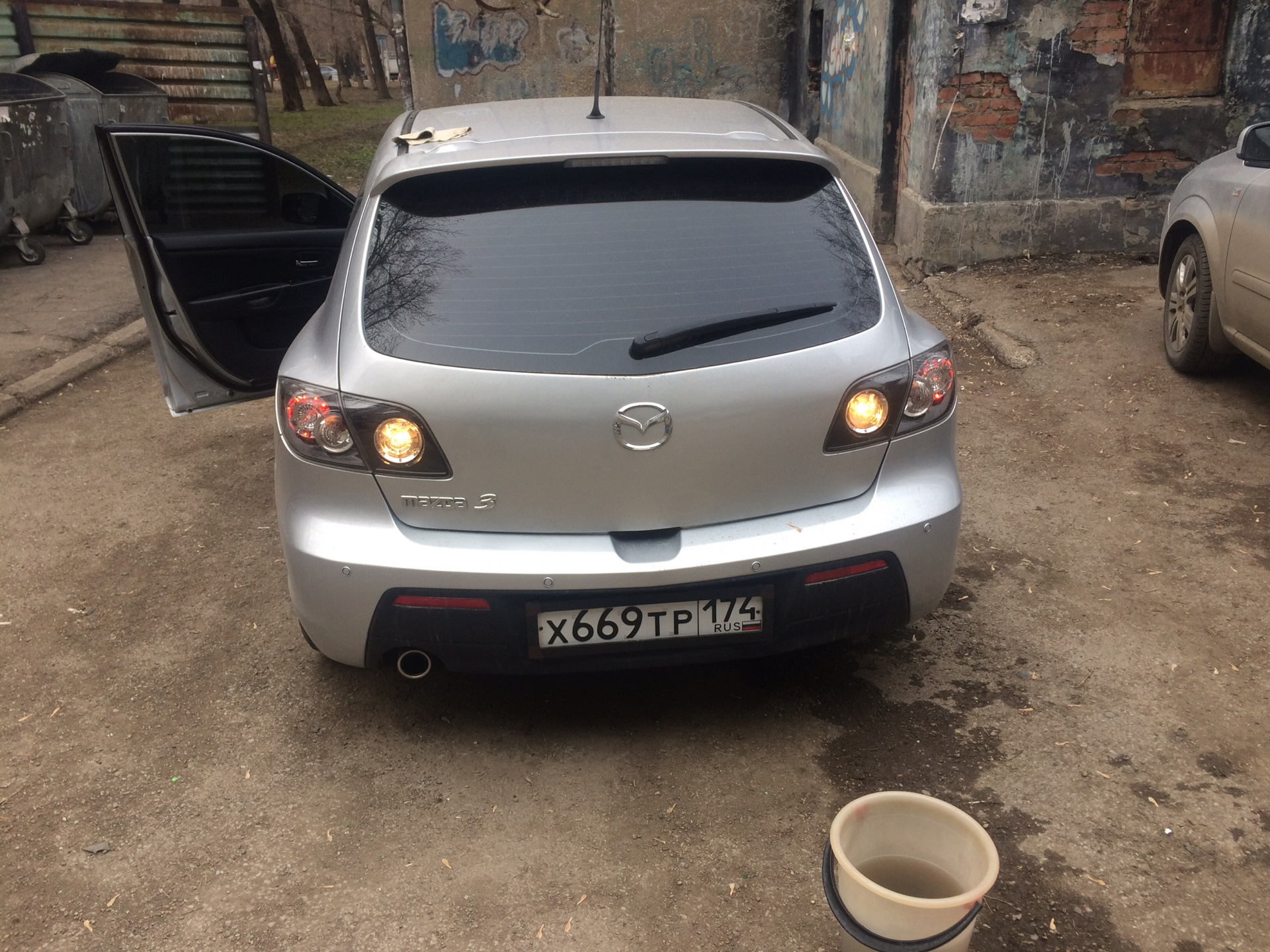 Хода на мазде. Задний ход Mazda 3 BK. Фонари заднего хода на Мазда 3 2007. Мазда 3 1 задний ход 1 противотуманка. Светодиодные ПТФ на Мазда 3 2005 БК.