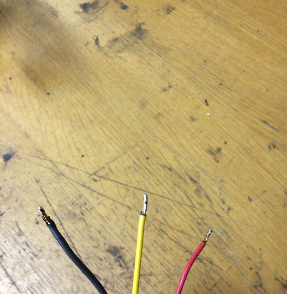 Решил пропаять концы проводов, которые будут закреплены в — Mercedes-Benz E-Class (W124)