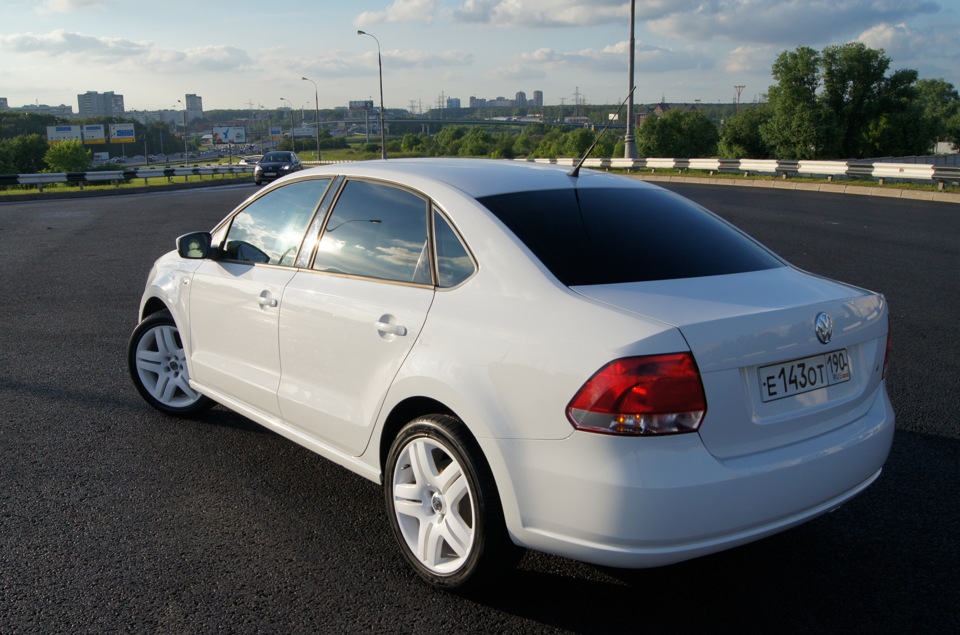 Белый седан фото. Volkswagen Polo, 2011 белые диски. C5 седан белый. Седан белый большой верх. Белый седан учебный.