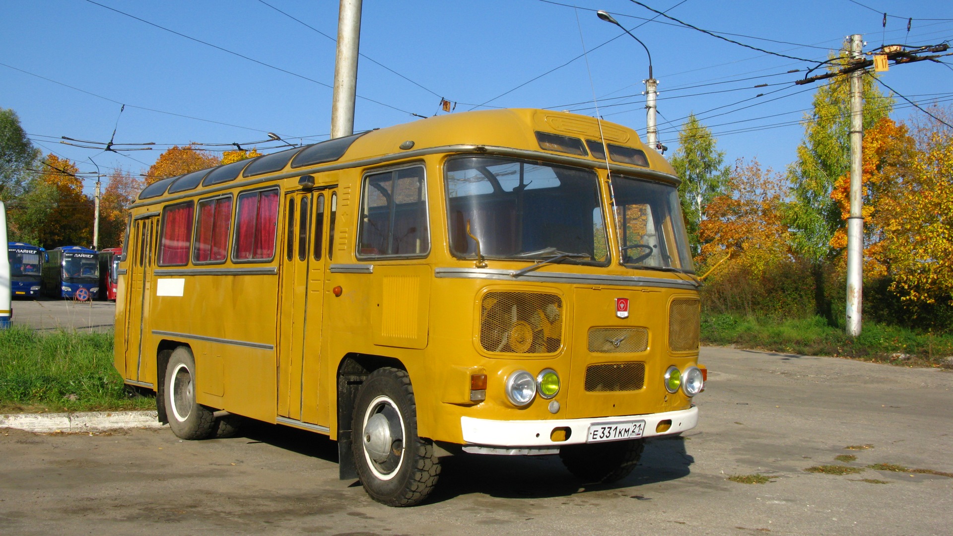 Желтый автобус ПАЗ 672