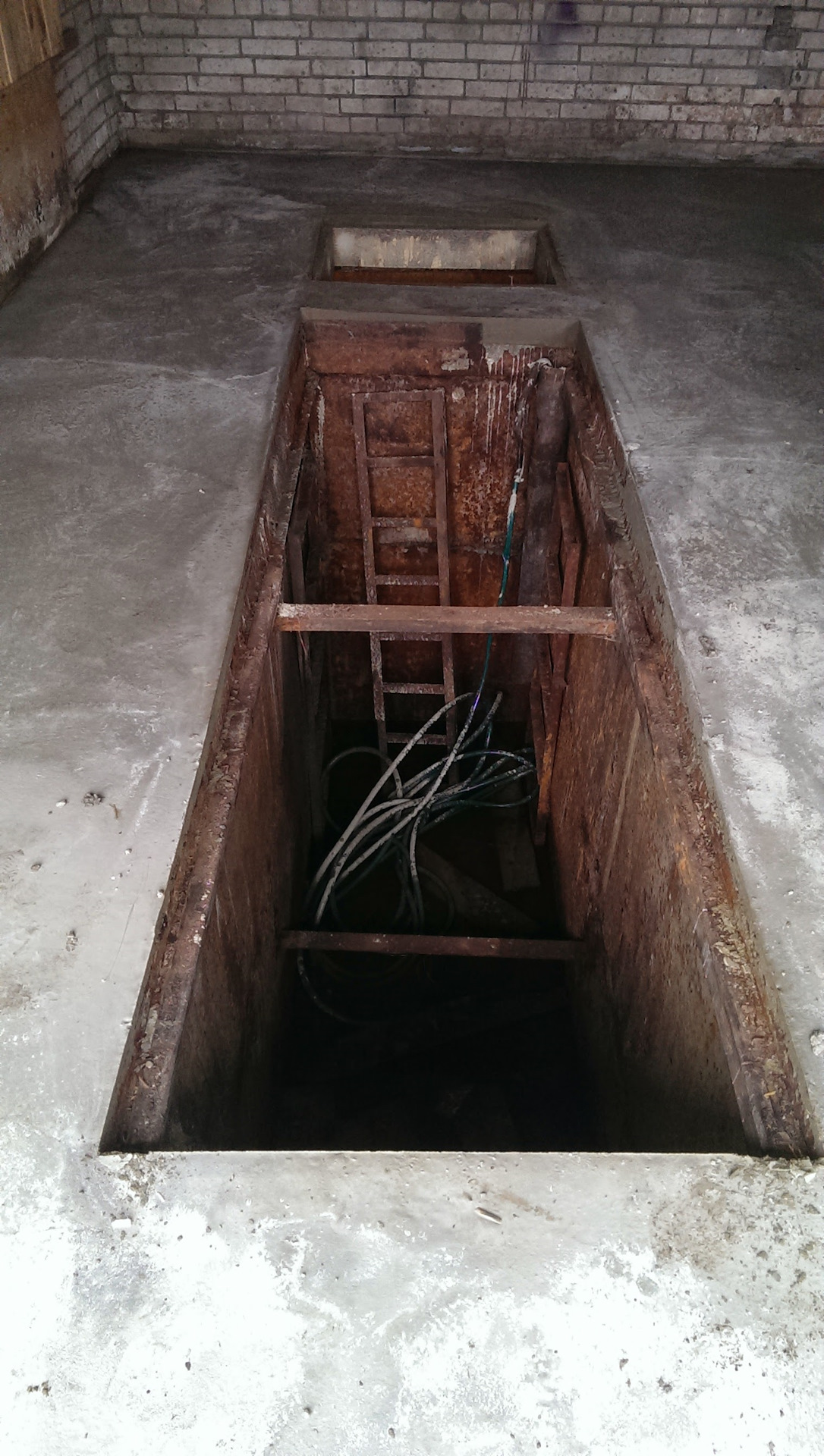 кессон в подвале гаража. кессон для погреба. кессон металлический в гараж. металлический кессон для смотровой ямы. затопление подвала грунтовыми водами.