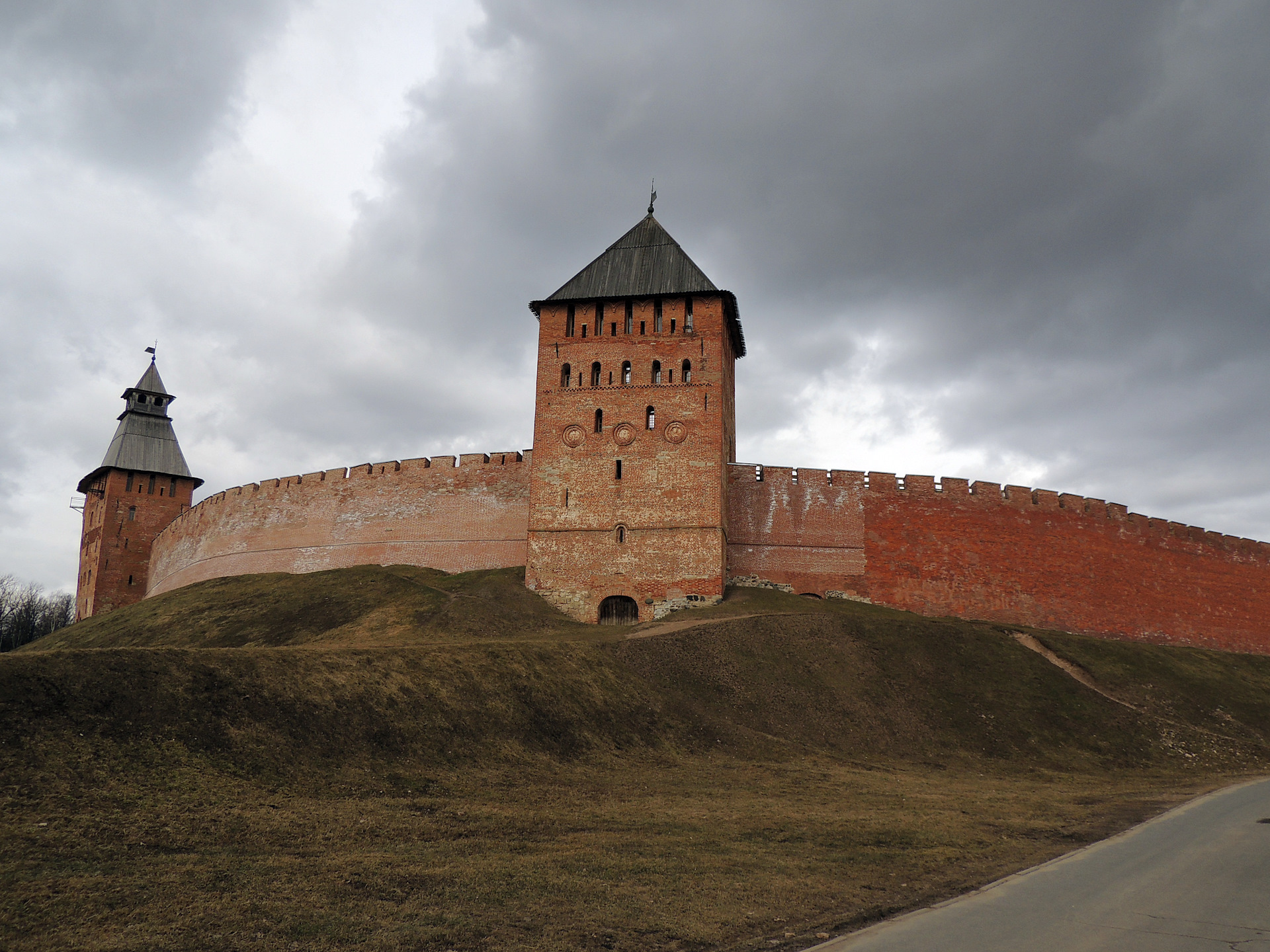 Как еще называется новгородский кремль