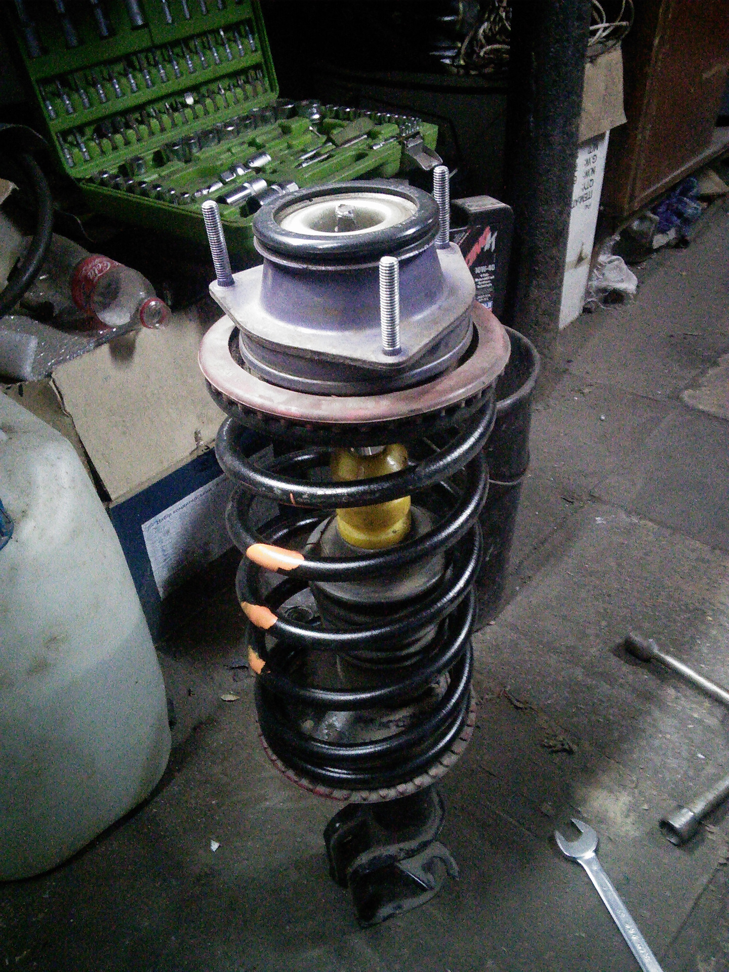 сломанная пружина ауди 100. лопнула пружина задней стойки ваз-2114. задние пружины -50 приора. усиленные пружины стоек peugeot boxer 2208. ваз 2110 лопнутая пружина задняя.