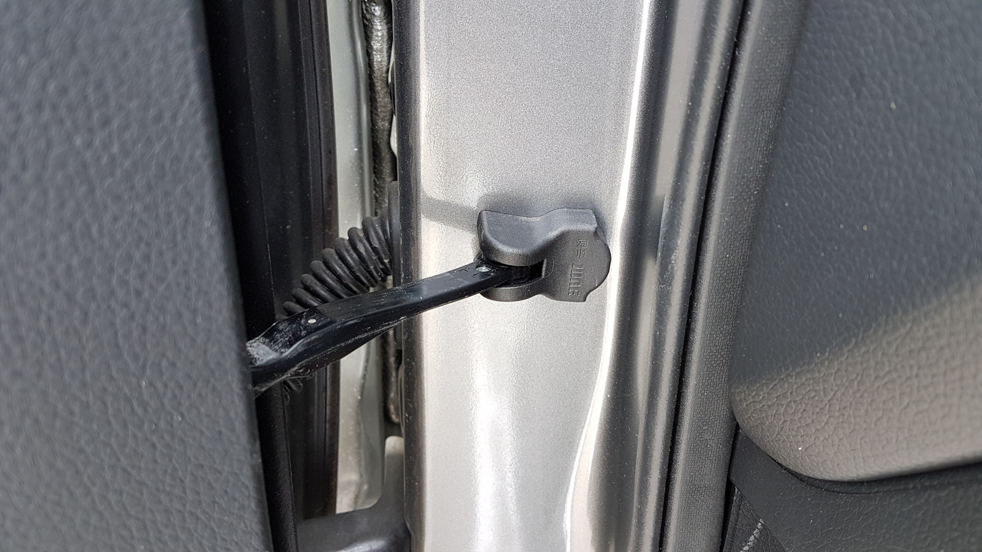 заглушки на петли дверей ниссан х-трейл т 32. ремкомплект ограничитель открывания автомобильной двери. 84167953 ограничитель двери. ограничитель открывания 740814. ограничитель двери на subaru forester sj5.