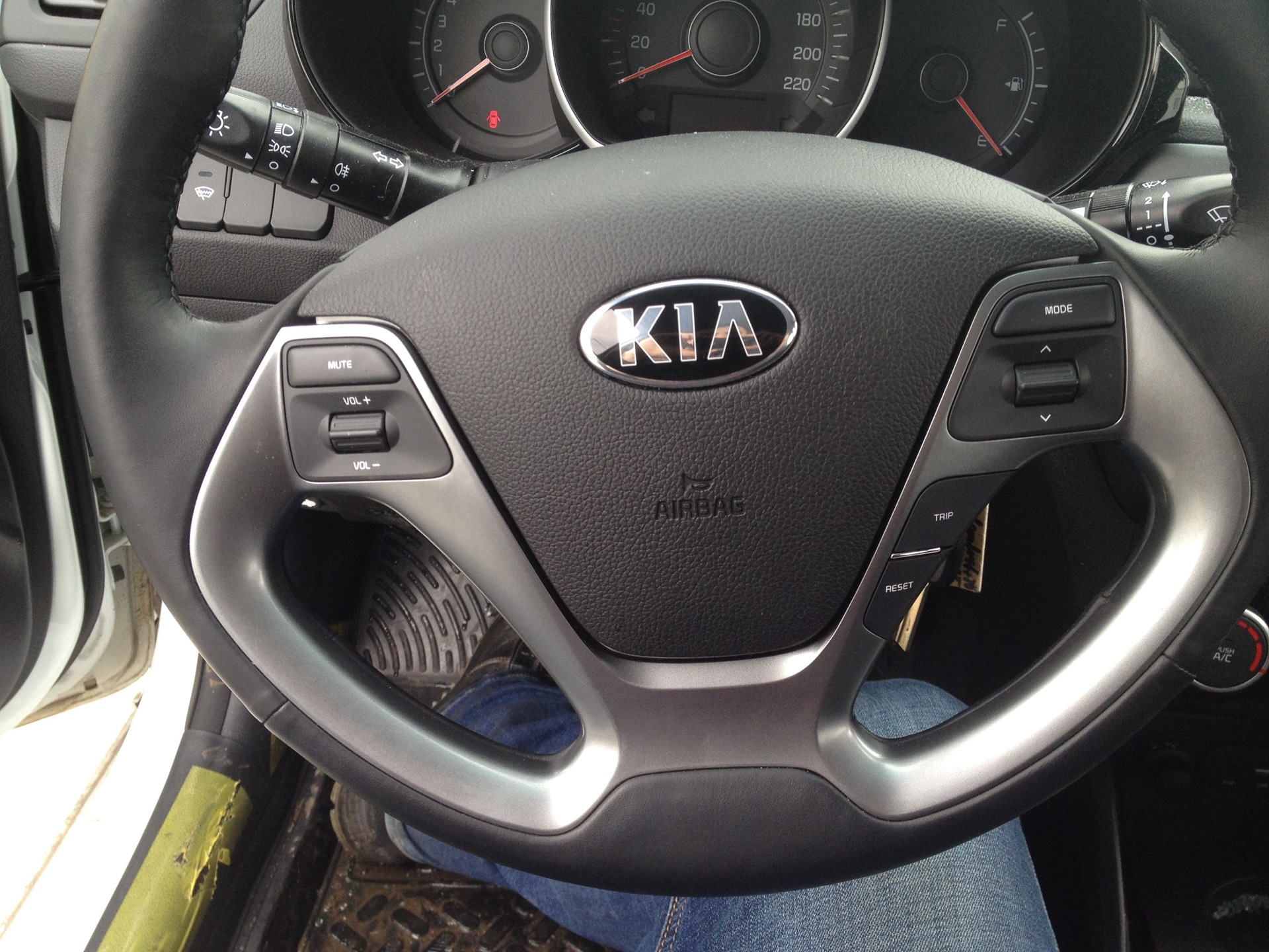 Руль с подогревом — KIA Rio (3G), 1,4 л, 2015 года | аксессуары | DRIVE2