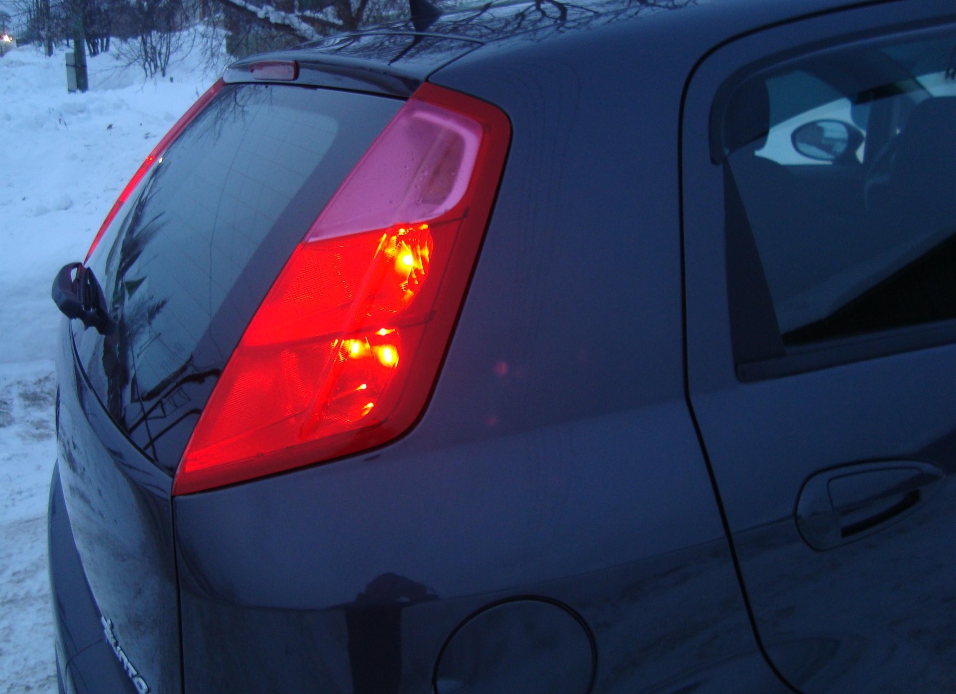 Вода в задней фаре. Fiat grande punto задние фонари. Оптика на Фиат Пунто 1. 1 задний фари. Фиат Пунто 2007 год фары заднего хода. Лампы в задние фонари Фиат Гранде Пунто 2007.