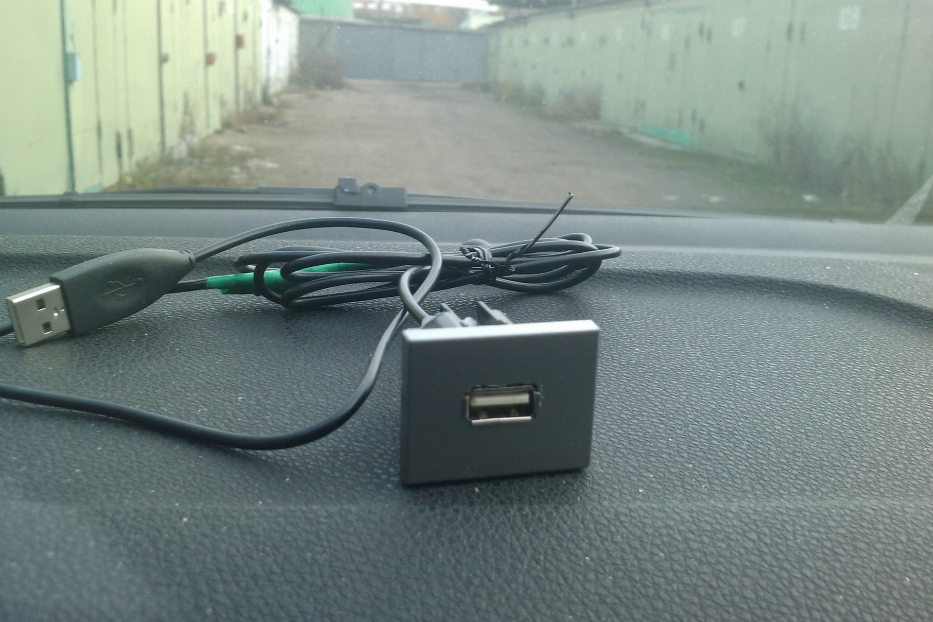 musique / USB-порт в заглушке обогрева — Ford Focus II Hatchback, 2 л, 2006  года | автозвук | DRIVE2