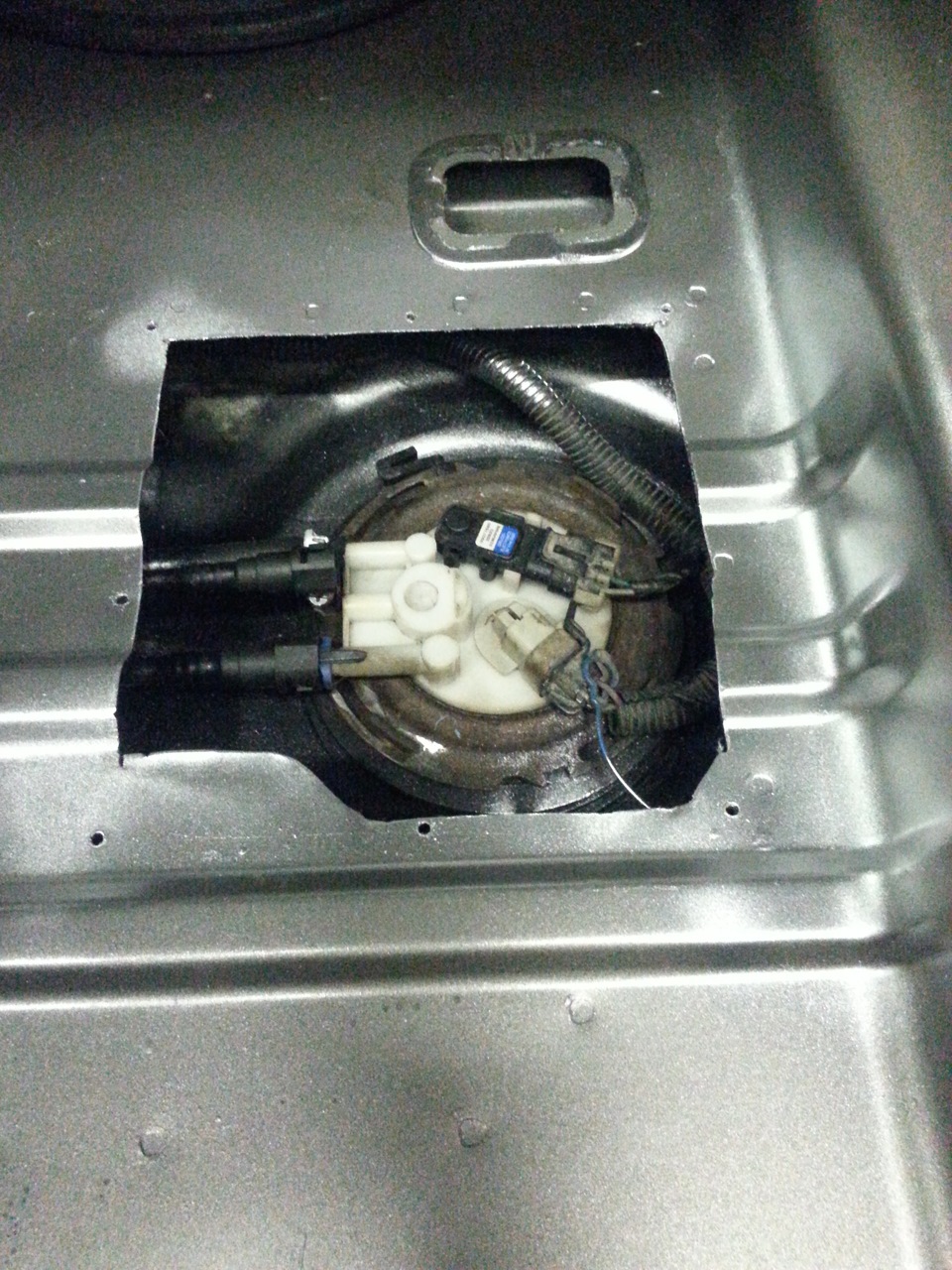 врезали лючок для замены бензонасоса — DRIVE2