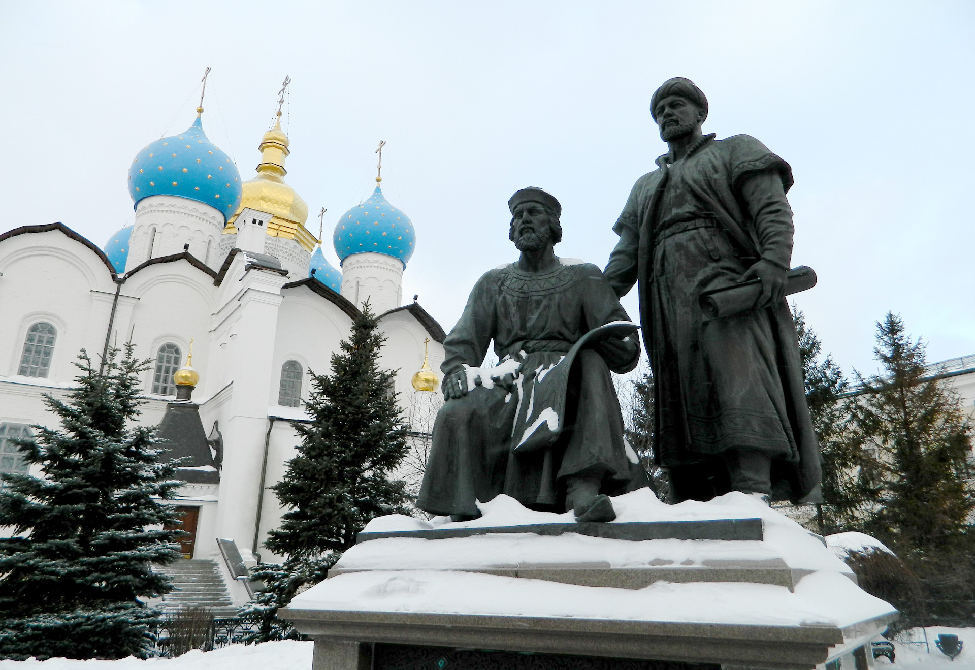 Барма и постник. Зодчие Казанского Кремля. Казань Кремль памятник зодчим. Памятник зодчим Казанского.... Зодчий Яковлев Постник.