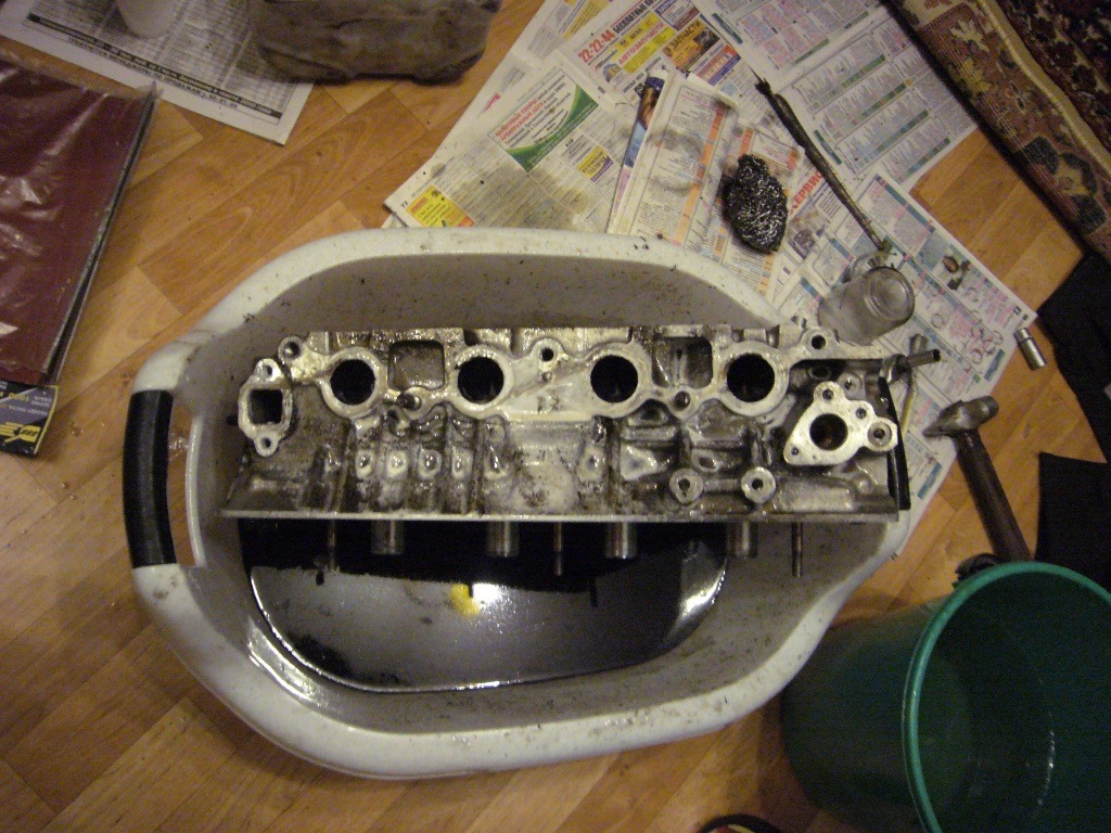 Cylinder head  - Toyota Corolla Levin 16 L 1993